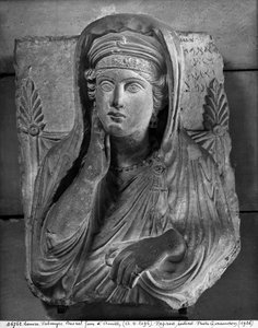 Buste van Ummayat vrouw van Yarhai dame uit Amith, laat 2e eeuw na Christus (kalksteen)
